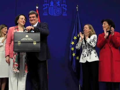 El nuevo ministro de Seguridad Social, Inclusión y Migraciones, José Luis Escrivá, recibe la cartera de manos de la ministra saliente, Magdalena Valerio.