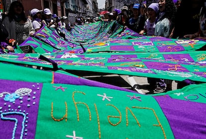 Un colectivo feminista sostiene pancartas  en Quito, Ecuador.