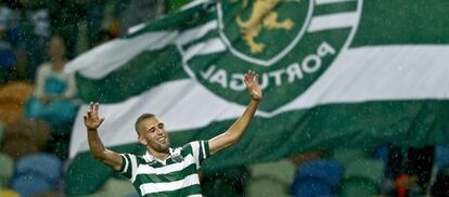 Islam Slimani celebra uno de sus tres goles contra el Vitoria de Guimaraes.