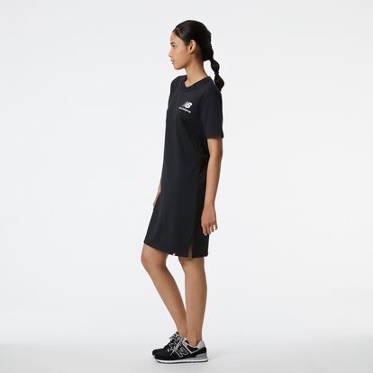 ¿La comodidad es lo tuyo? Entonces apuesta por este vestido-camiseta de New Balance.