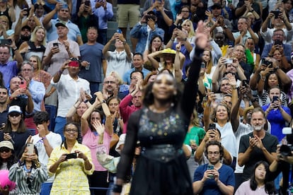 El público aplaude mientras Serena Williams agradece, al perder su último partido de tenis, este viernes. La estadounidense cerró así su carrera, habiendo disputado 986 partidos, ganando 23 Grand Slams, la segunda jugadora que más ha ganado en la historia, después de Margaret Court.