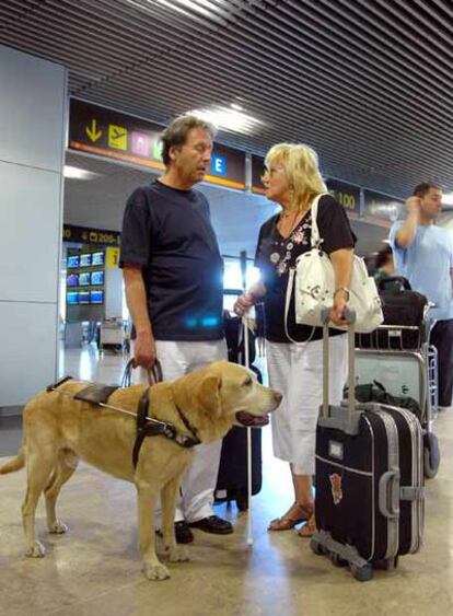 Jesús y Lucía, con su lazarillo en el aeropuerto de Barajas.