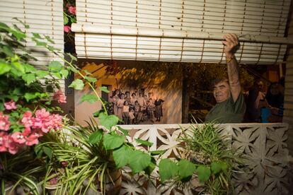 La fotografía de Tomás Layne que representa a la familia de Ignacio Cruz, colocada en las calles de La Bachilera (Sevilla) en el acto que organizó La Digitalizadora de la Memoria Colectiva el pasado 30 de septiembre.