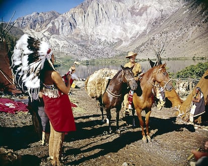 <b>Kevin Costner. Lynwood, California (EE UU), 65 años. Oscar al mejor director y mejor película por <i>Bailando con lobos</i> (1990).</b>“Debía tener tres años y estaba en el coche con mi familia. De repente vi cómo mi hermano salía corriendo entre la lluvia y desaparecía en un edificio extraño, diferente, muy dorado, con una taquilla. Se lo comieron unos portones. Me quedé mirando un cartel muy grande, pero yo entonces no sabía leer. Le pregunté a mi madre qué estaba pasando. Recuerdo que me dijo Espartaco. Mi hermano se había ido al cine. Años más tarde tendría mi primera experiencia en ese mismo cine. Fue con <i>La conquista del Oeste</i>”.