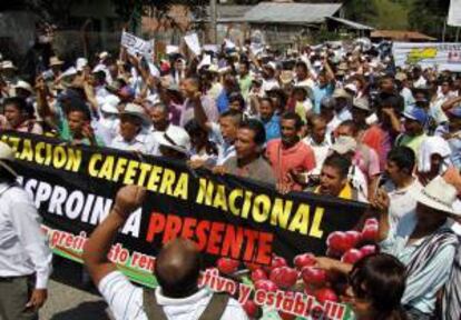 Campesinos participan en una protesta el pasado 25 de febrero, en el municipio de Quinchia, departamento de Risaralda (Colombia). EFE/Archivo