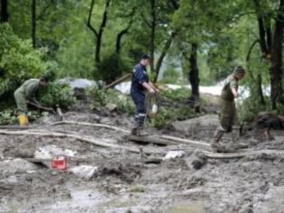Varios bomberos austriacos participan en las labores de limpieza tras la retirada de las aguas en Hagsdorf (Austria). EFE/Archivo