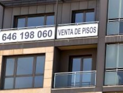 Un cartel de venta de pisos recién terminados continúa en la fachada de un inmueble de Bilbao. EFE/Archivo