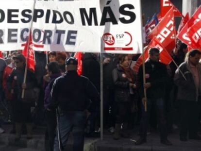 Concentración de funcionarios frente a la Asamblea de Madrid.