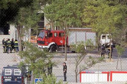 Bomberos y policías en el aparcamiento del estadio de la Peineta tras el atentado.