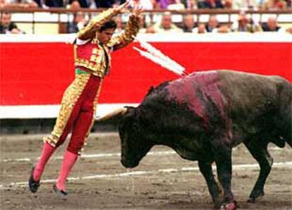 El Juli banderillea a su segundo toro.