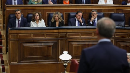 El líder del PP, Alberto Núñez Feijóo, interviene desde su escaño delante de la cúpula del Gobierno.