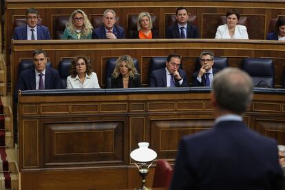 El líder del PP, Alberto Núñez Feijóo, interviene desde su escaño delante de la cúpula del Gobierno.