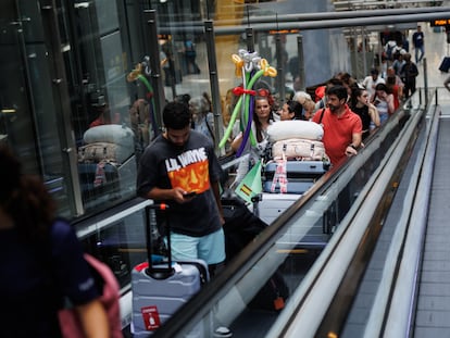 Pasajeros en el aeropuerto de Madrid Barajas.