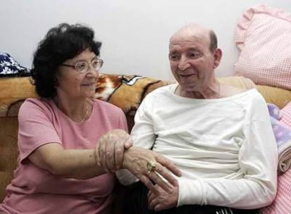 Jan Grzebski, con su esposa Gertruda, ayer en su casa de Dzialdowo (Polonia).