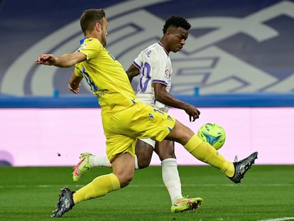 Vinicius encara a Juan Cala en el duelo de ida entre Cádiz y Real Madrid, disputado en el Santiago Bernabéu el pasado diciembre.