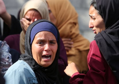 Una mujer llora este domingo en el funeral de Wasem Abu Daqa, de 12 años, que murió durante la noche por fuego israelí, según fuentes médicas, en el Hospital Nasser en Jan Younis, al sur de Gaza.