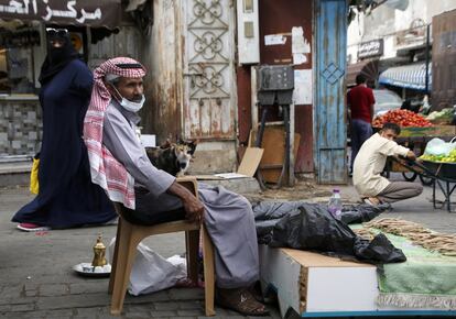 Un vendedor ambulante en la ciudad vieja de Yeda (Arabia Suadí). El país, muy afectado por la crisis sanitaria y la caída de los precios del petróleo, anunció un déficit presupuestario de 79.000 millones de dólares (65.000 millones de euros) para el año 2020, algo más del doble del déficit anterior.