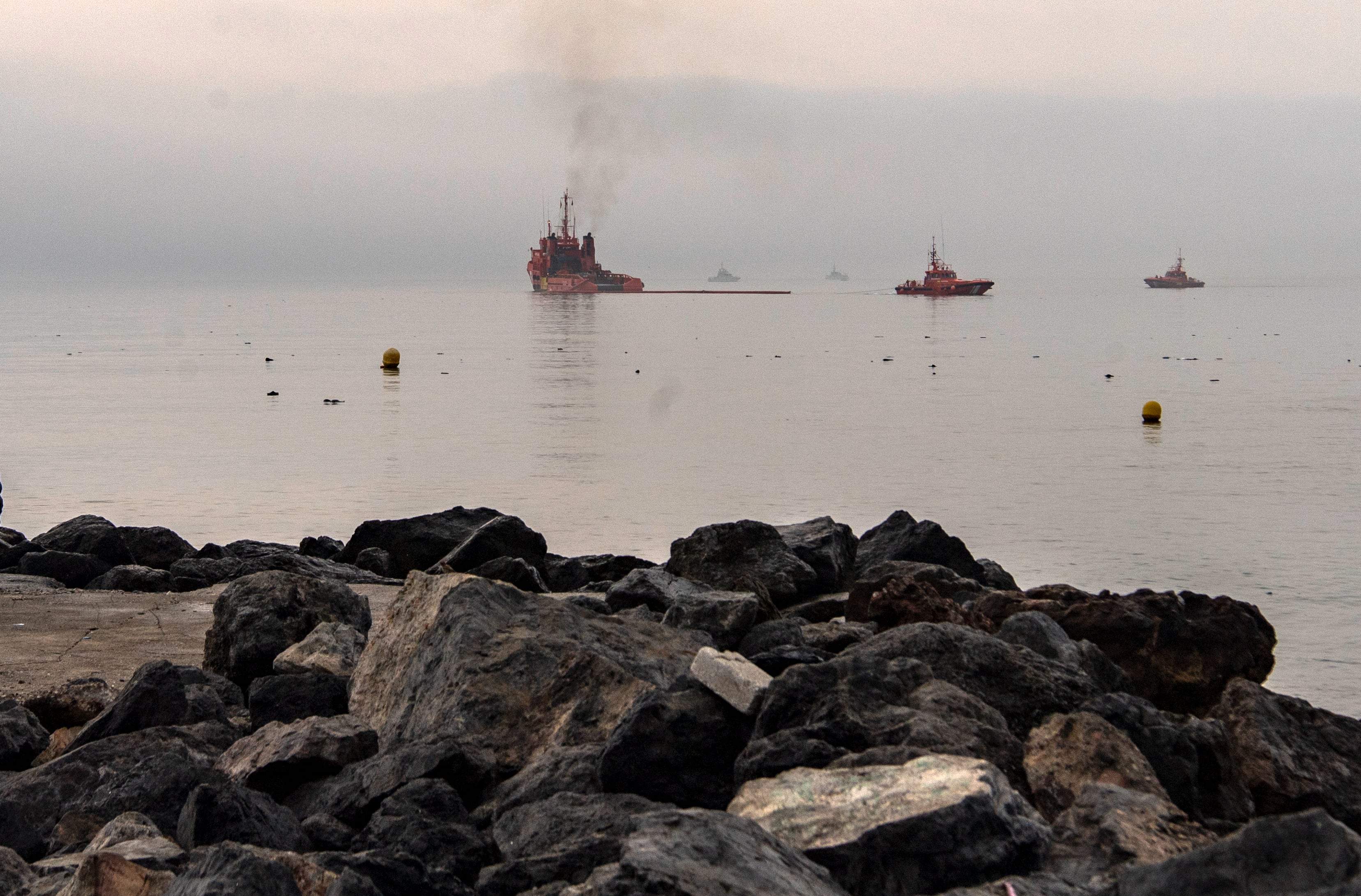 Última hora de la entrada de inmigrantes a Ceuta, en directo | Empieza la instalación de las barreras de contención en el espigón del Tarajal tras una noche de normalidad