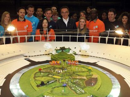 Danny Boyle, junto a una maqueta que reproduce el primer acto de la ceremonia inaugural de los Juegos Ol&iacute;mpicos de Londres