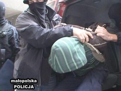 Detención de uno de los ladrones, en una imagen de la policía polaca.