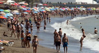 La playa de la Misericordia de M&aacute;laga llena de ba&ntilde;istas.