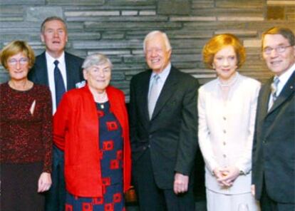 El ex presidente de EE UU, Jimmy Carter, recibe hoy en Oslo el Premio Nobel de la Paz por su labor mediadora en diversos conflictos. En la imagen, junto a su esposa y a varios miembros de la Academia Noruega.