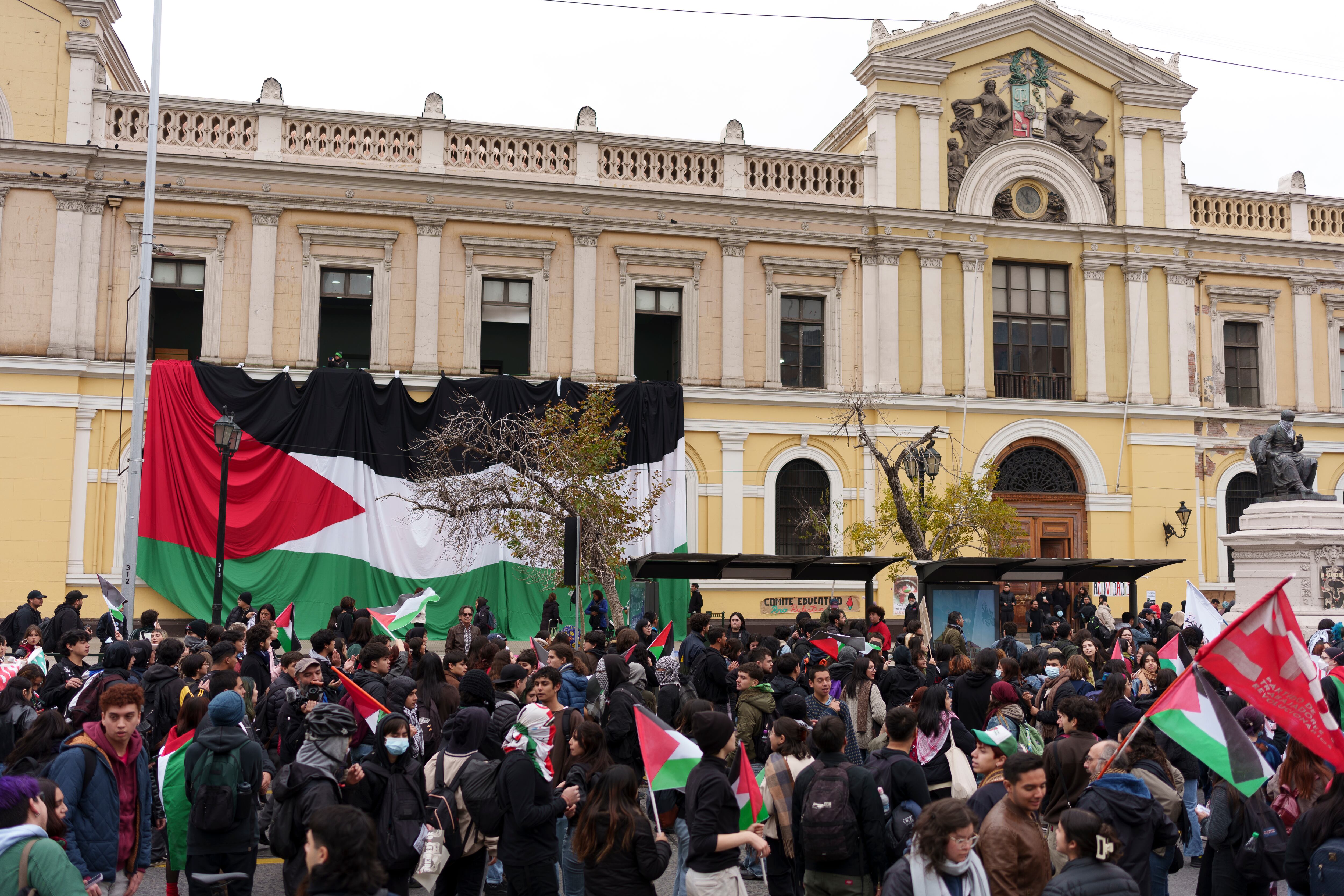 Estudiantes organizados protestan frente a la Universidad de Chile en solidaridad con Palestina, el pasado 24 de mayo
