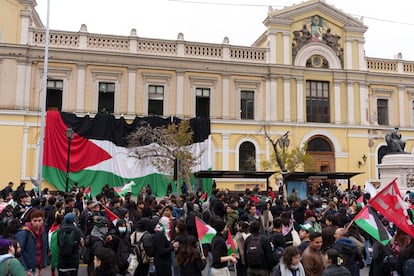 Estudiantes organizados protestan frente a la Universidad de Chile en solidaridad con Palestina, el pasado 24 de mayo