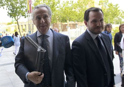 El expresidente de Caja Madrid, Miguel Blesa, izquierda.