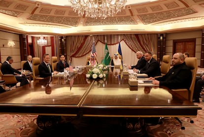 Las delegaciones de Ucrania y de EE UU, reunidas en Yeda (Arabia Saudí), este martes.