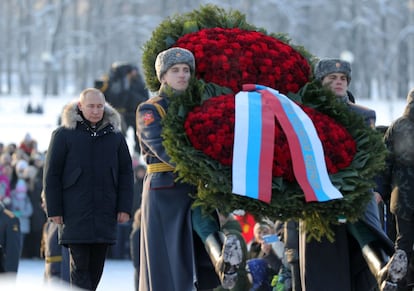 Algunas personas, entre ellos supervivientes del asedio, han criticado el desfile como un ejemplo de la propaganda militarista del Gobierno ruso y del presidente Vladímir Putin. Putin (que nació en 1952) es de San Petersburgo y su hermano murió de un año de hambre durante el asedio. En la imagen, el presidente ruso presenta sus respetos en el cementerio memorial por las víctimas del asedio.