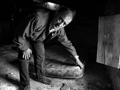 Fernando García, padre de una de las niñas, en el lugar del crimen.