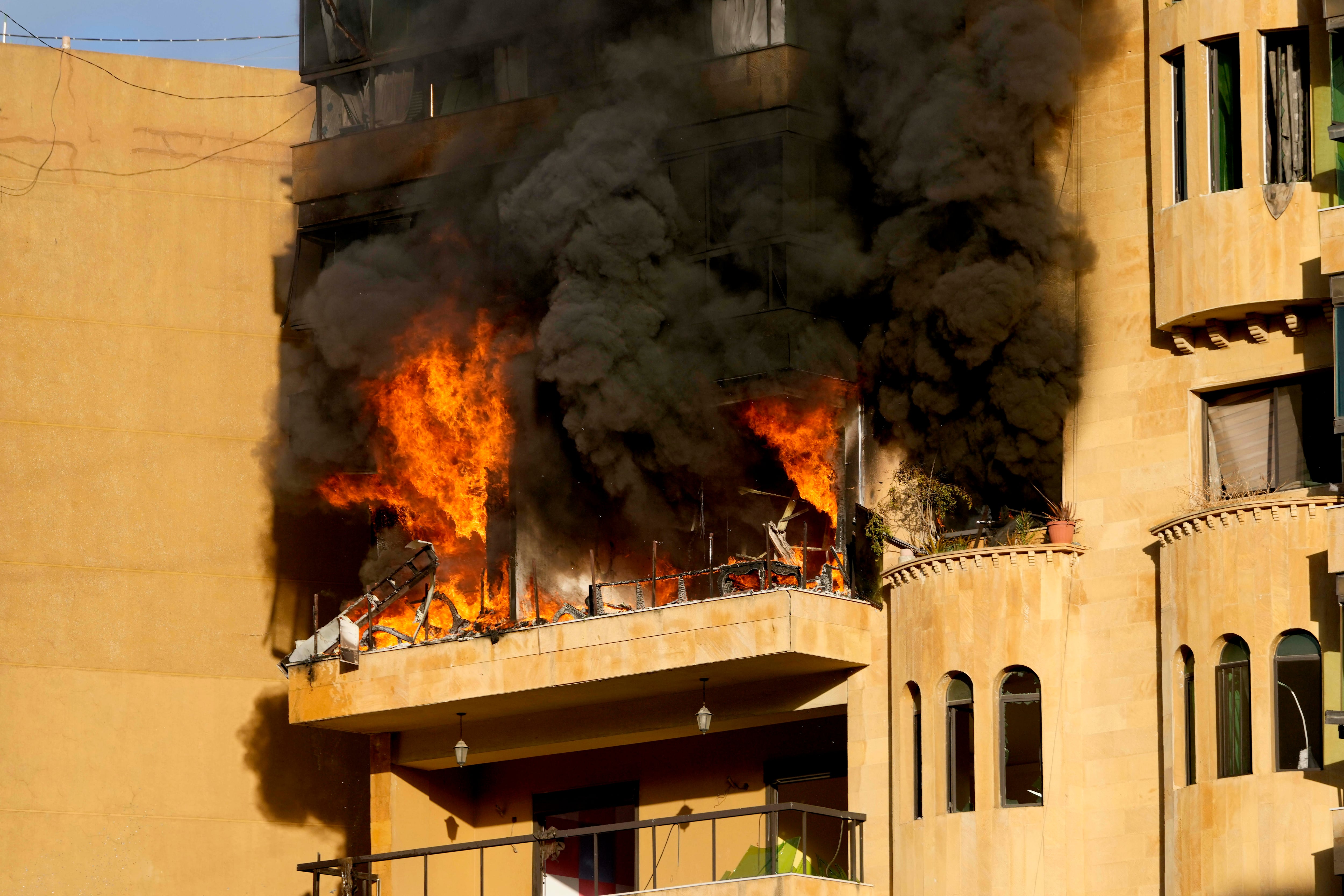 Llamas en un edificio de Beirut tras el lanzamiento de un misil por parte de las tropas israelíes.