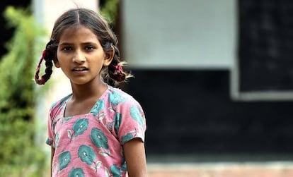 Una niña participa en actividades deportivas al aire libre en el centro de Samodayik Bodhshala (India) el pasado julio.