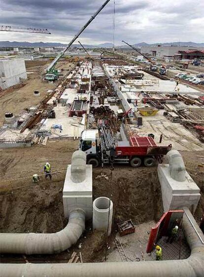 Zona de ósmosis inversa de la futura desalinizadora de El Prat. Las tuberías llevan el agua salada.