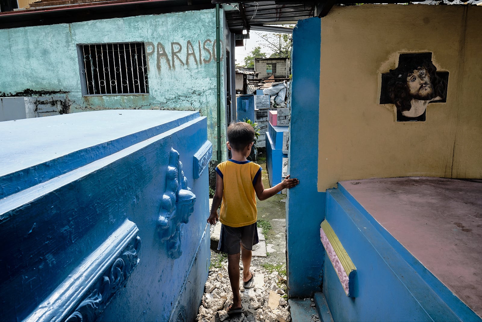 La vida y la muerte conviven en los cementerios de Manila