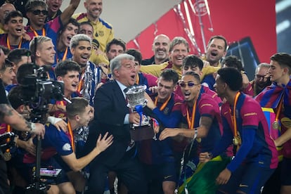 El presidente del F.C. Barcelona Joan Laporta, con el trofeo de campeón de la Supercopa de España.