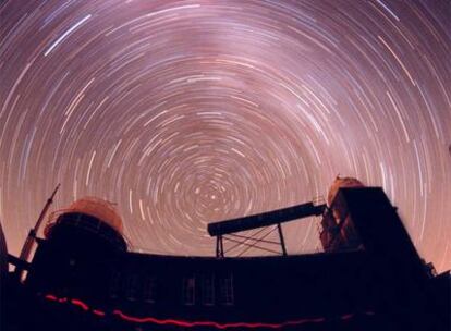 Vista del cielo con la estrella Polar en el centro.