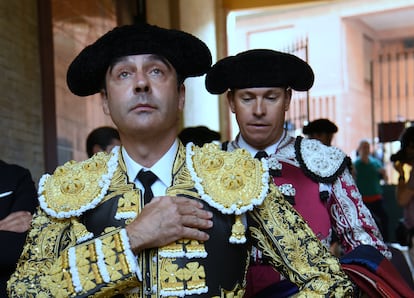 Mariano de la Viña, detrás de Enrique Ponce, el 13 de octubre de 2019, en la plaza de Zaragoza.