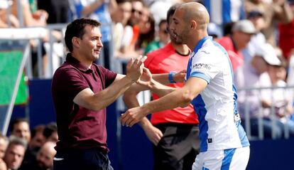 Amrabat abraza a Garitano tras el tercer gol del Lega.