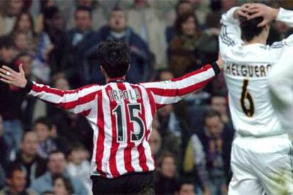 Iraola celebra el segundo gol de su equipo ante la impotencia de Helguera.