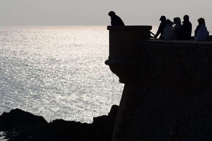 Un grupo de personas espera a contemplar la subida de la marea en el puerto de Les Sables-d'Olonne.