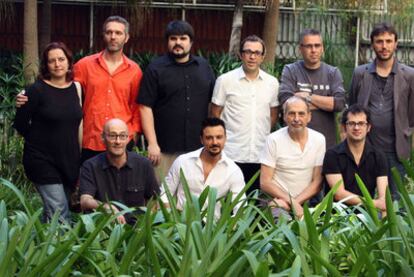 Los ocho dramaturgos que contienden en el torneo con el coordinador y el director del festival, ayer.