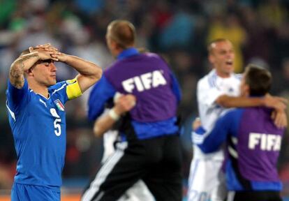 Cannavaro, con las manos en la cabeza tras caer con Italia ante Eslovaquia en el Mundial de 2010.