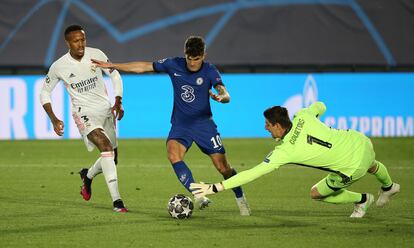 Pulisic evita a Courtois antes de marcar el primer gol del partido ante el Real Madrid este martes en Valdebebas.