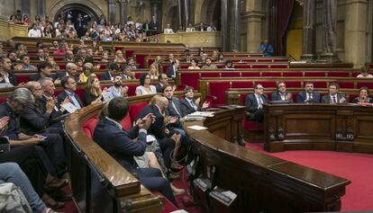 Un momento de una sesión del Parlament. Puigdemont, en primer plano.