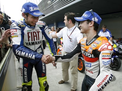 Dani Pedrosa (derecha) saluda a Valentino Rossi, tras una sesin de entrenamiento, en Jerez, el 24 de marzo de 2007.