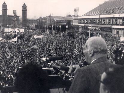 El presidente de la Generalitat, Josep Tarradellas saluda a la multitud que acudi&oacute; darle la bienvenida tras su exilio el 23 de octubre de 1977.