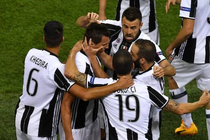 Los jugadores de la Juventus celebran el gol marcado por Mandzukic (c).
