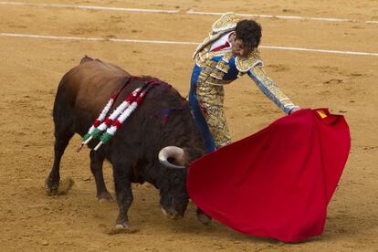 José Tomás en su primer toro de la segunda corrida de la feria de San Juan de Badajoz, en 2014.